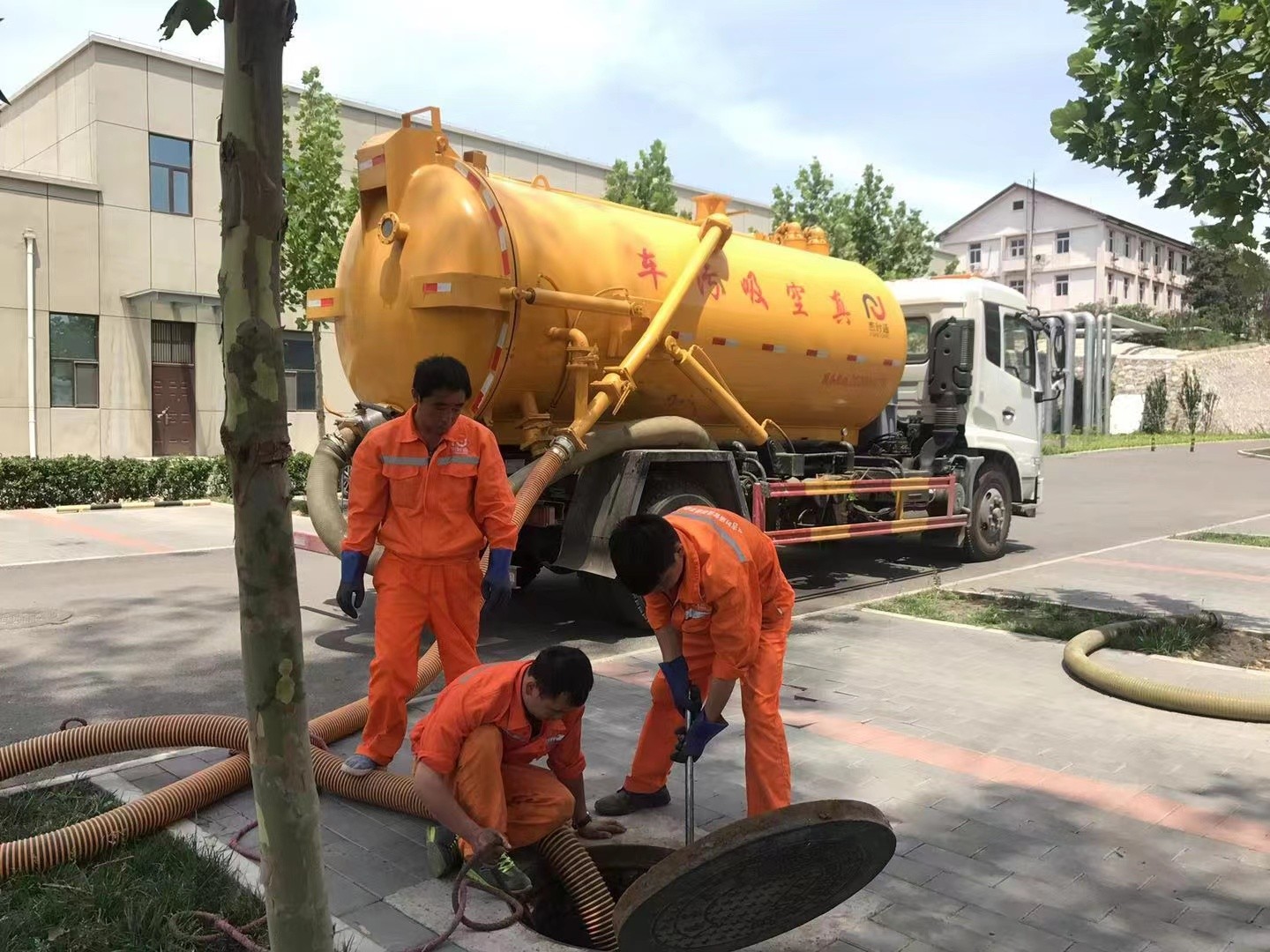 绿园管道疏通车停在窨井附近