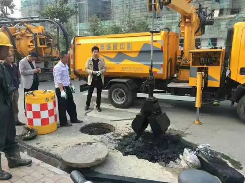 绿园街道：网格员化身“清道夫”，为民解忧疏通“堵心”化粪池