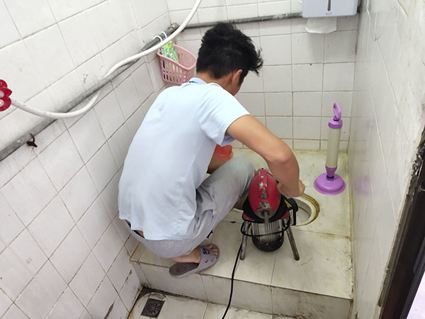 绿园肥皂掉到马桶里把马桶堵住了怎么办？马桶堵住了怎么办