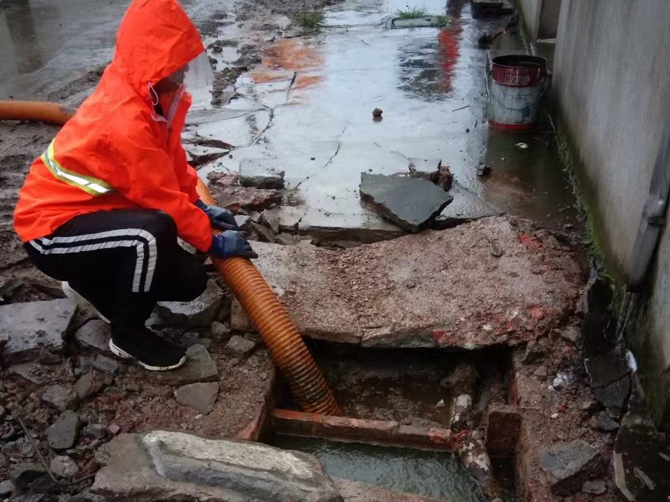 绿园专业清理污水池 炜誉市政以规范流程守护城市 “肠道”